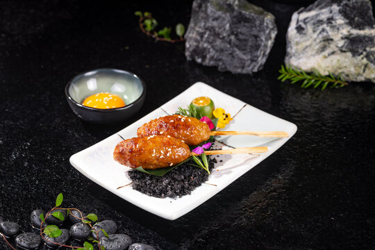 精致日式烤鸡肉串摆盘