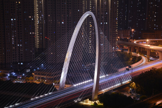 城市夜景中的拱形桥梁