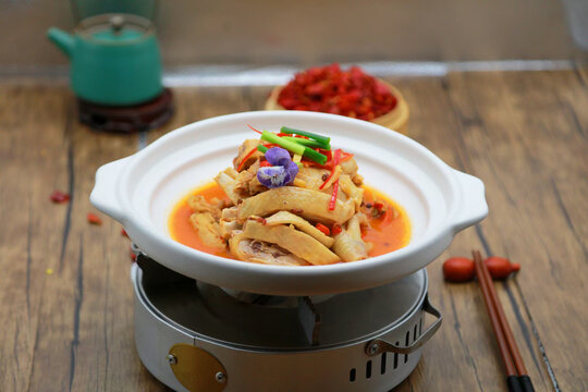 美味香辣砂锅鸡肉菜肴