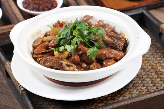 砂锅焖鸭