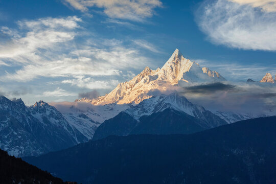 日照金山壮丽梅里雪山美景