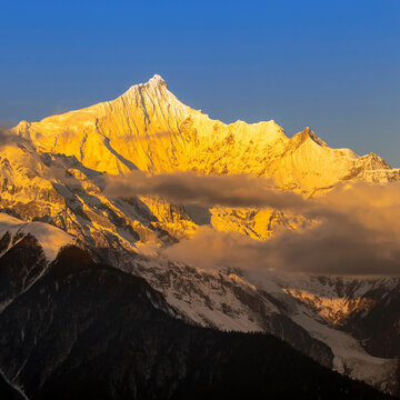 日照金山壮丽雪山景观