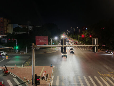 夜晚城市十字路口交通