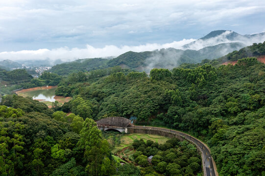 青山绿水间的天人山水