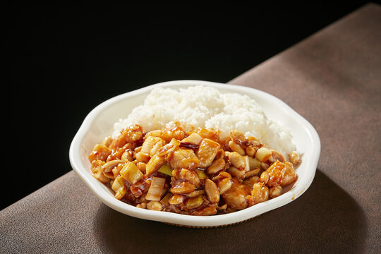 宫保鸡丁盖饭