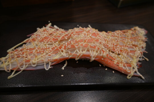 撒芝麻的美味蟹柳料理