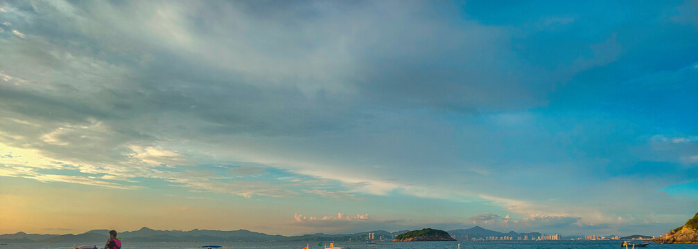 海边岩石山上的天空日落云彩晚霞