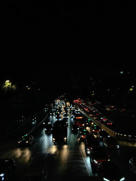 夜晚城市道路车流