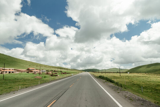 草原上的宽阔公路风景