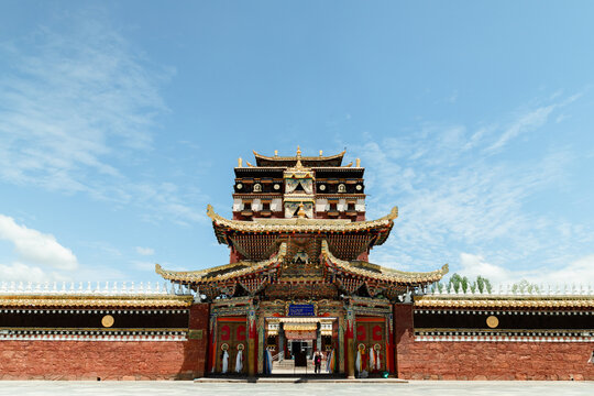 藏式风格精美古建筑大门