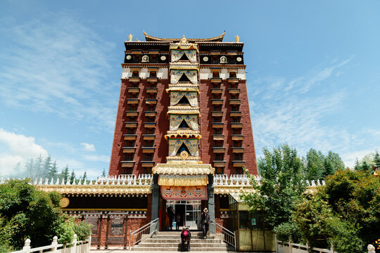 藏式风格壮观多层古建筑