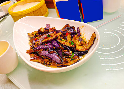 美味炒茄子摆于餐桌