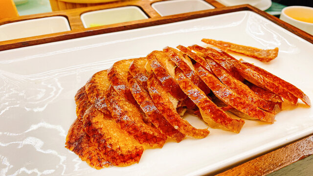 美味切片烤鸭摆盘精致