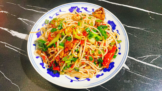 美味香辣炒粉摆盘特写