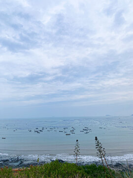 海边风光与海上船只景致