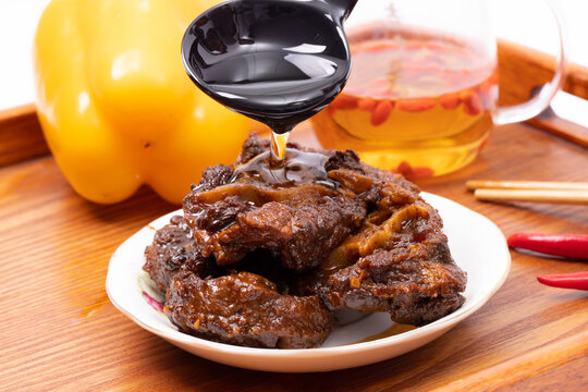 美味酱牛肉浇汁诱人瞬间