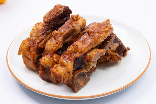美味酱排骨摆于白盘上
