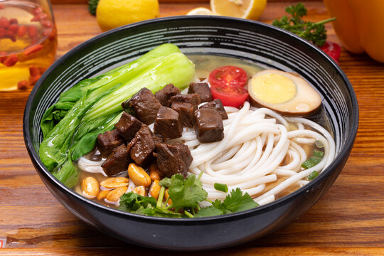 美味牛肉蔬菜米粉一碗