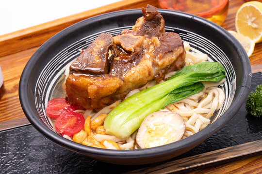 美味排骨面条诱人美食