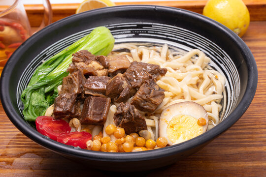 美味牛肉拉面营养丰富