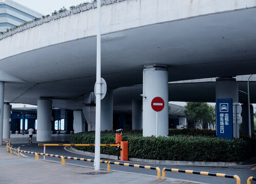 城市高架桥底道路场景