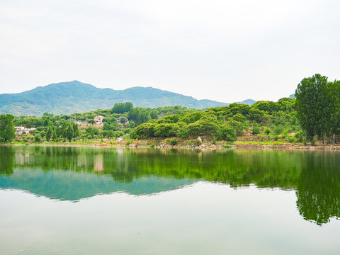 黄巢水库湖畔青山绿树自然风光