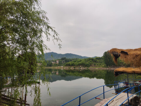 黄巢水库湖畔风光与古朴草亭景致