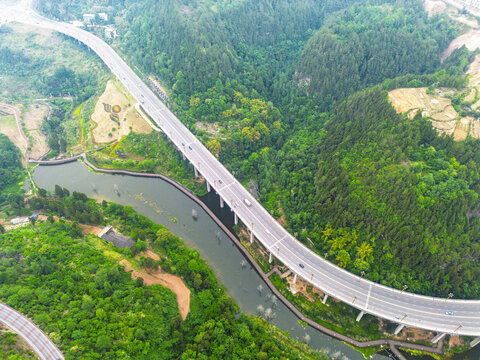青山绿水间的蜿蜒公路