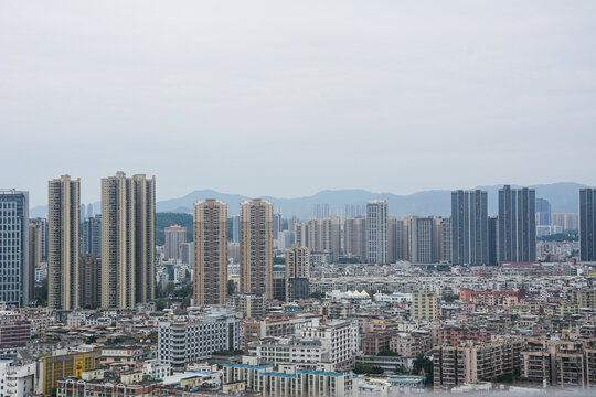 都市高楼与低矮建筑景观
