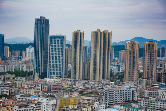 都市高楼与低矮建筑景观