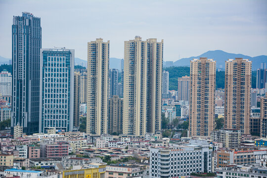都市高楼与错落建筑景观