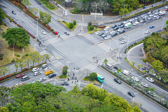 城市路口繁忙交通景象
