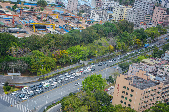 城市道路车流与施工景象