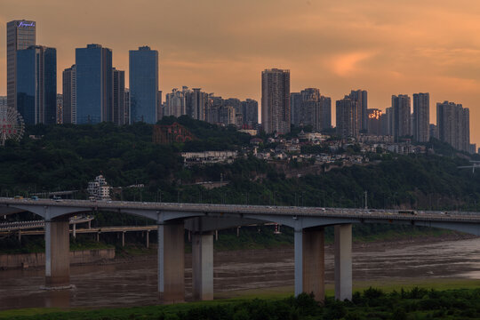 夕阳下的城市桥梁景观