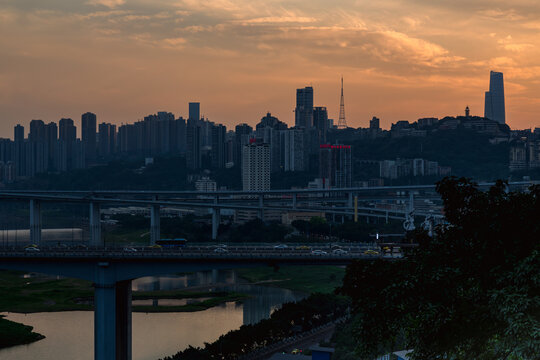 夕阳下的城市桥梁景观