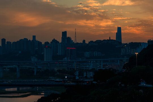 城市黄昏天际线与桥梁美景