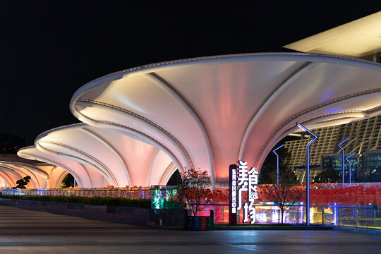 东莞市南城市民服务中心的独特造型夜景建筑