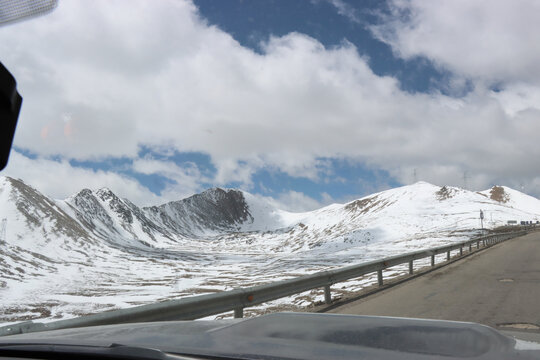 雪山公路上的壮美风光