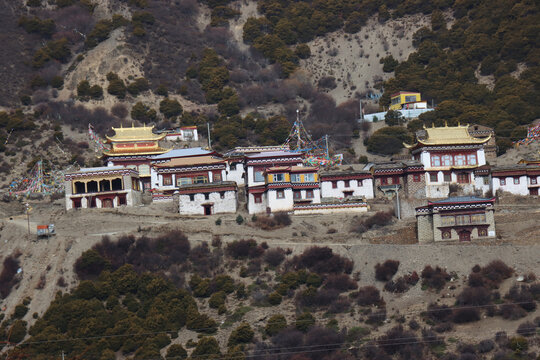 山间藏式建筑群落景观