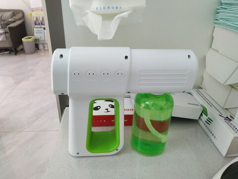手持喷雾器与绿色液体瓶