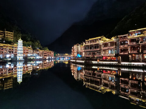 凤凰古城夜景下的璀璨河畔风光