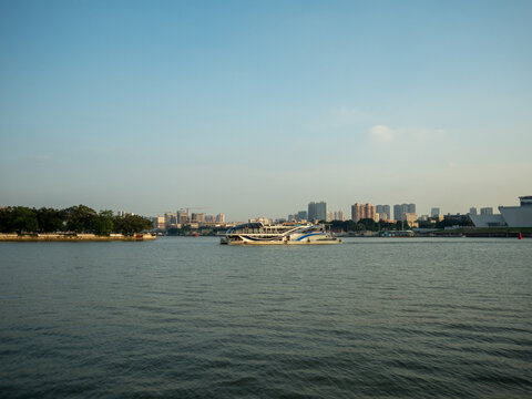 城市河流边的建筑和游船