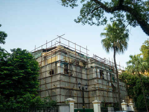 城市中的各种建筑欧式建筑工程建筑和天空