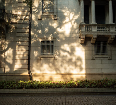 城市中的各种建筑欧式建筑工程建筑和天空