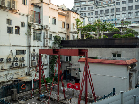 城市中的各种建筑欧式建筑工程建筑和天空
