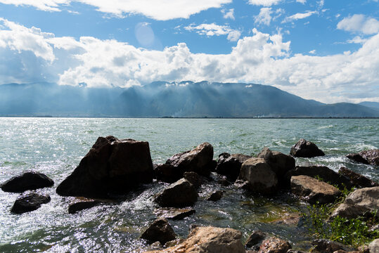 洱海湖水岸边石头阳光
