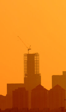 夕阳下的城市建筑施工景象