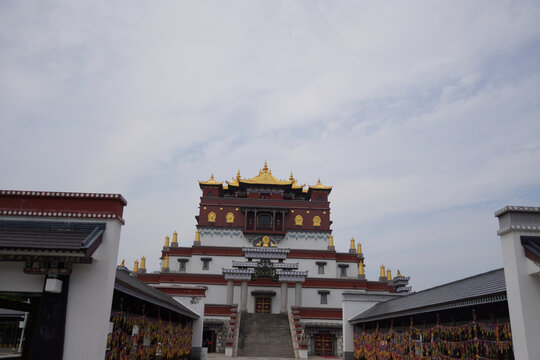 藏式风格精美宏伟寺院
