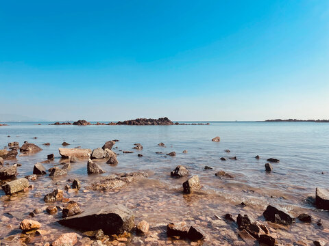 青岛海边清澈海水