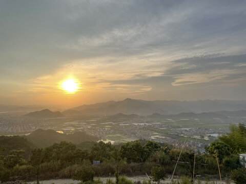 山顶远眺房屋夕阳日出